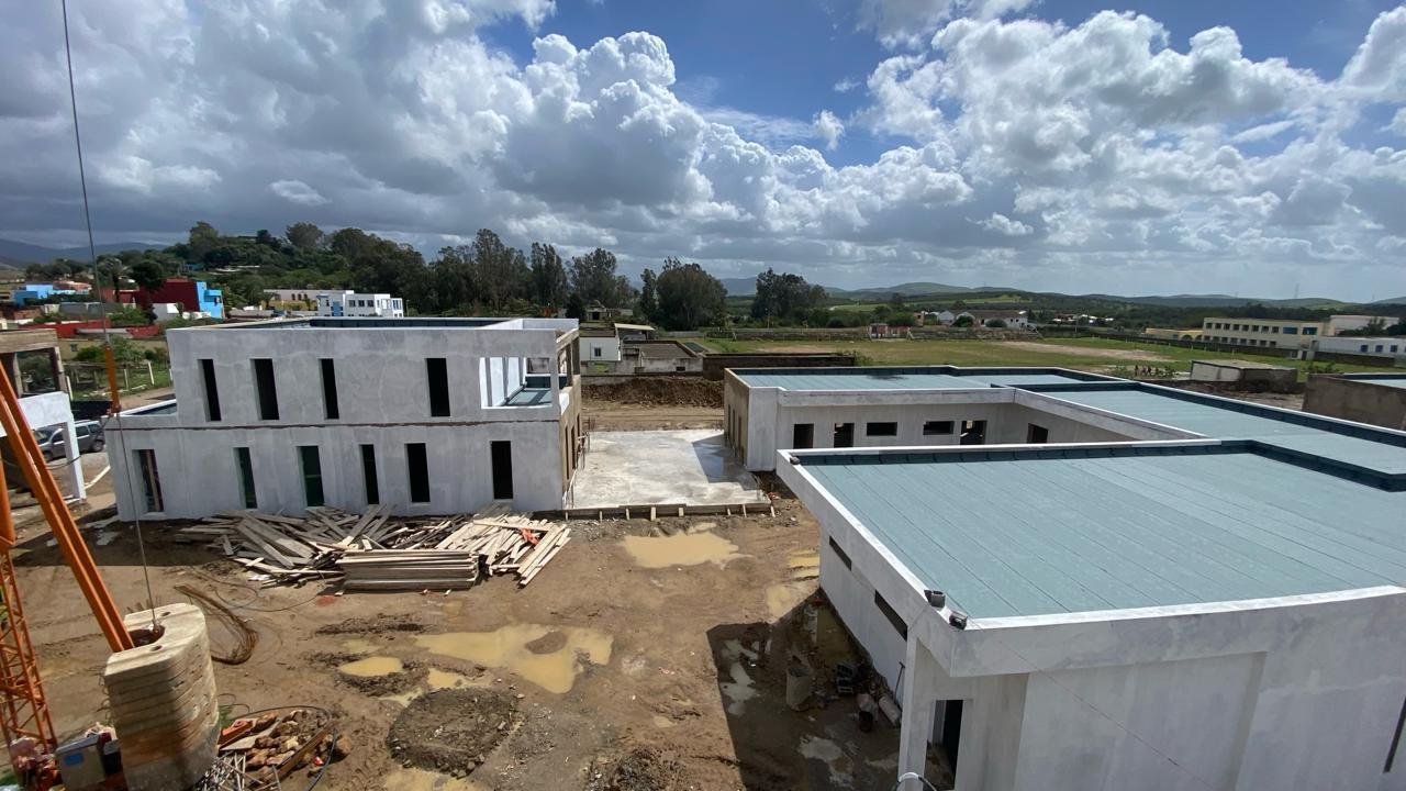 Lycée Belfkih — circulation couverte et blocs bleus