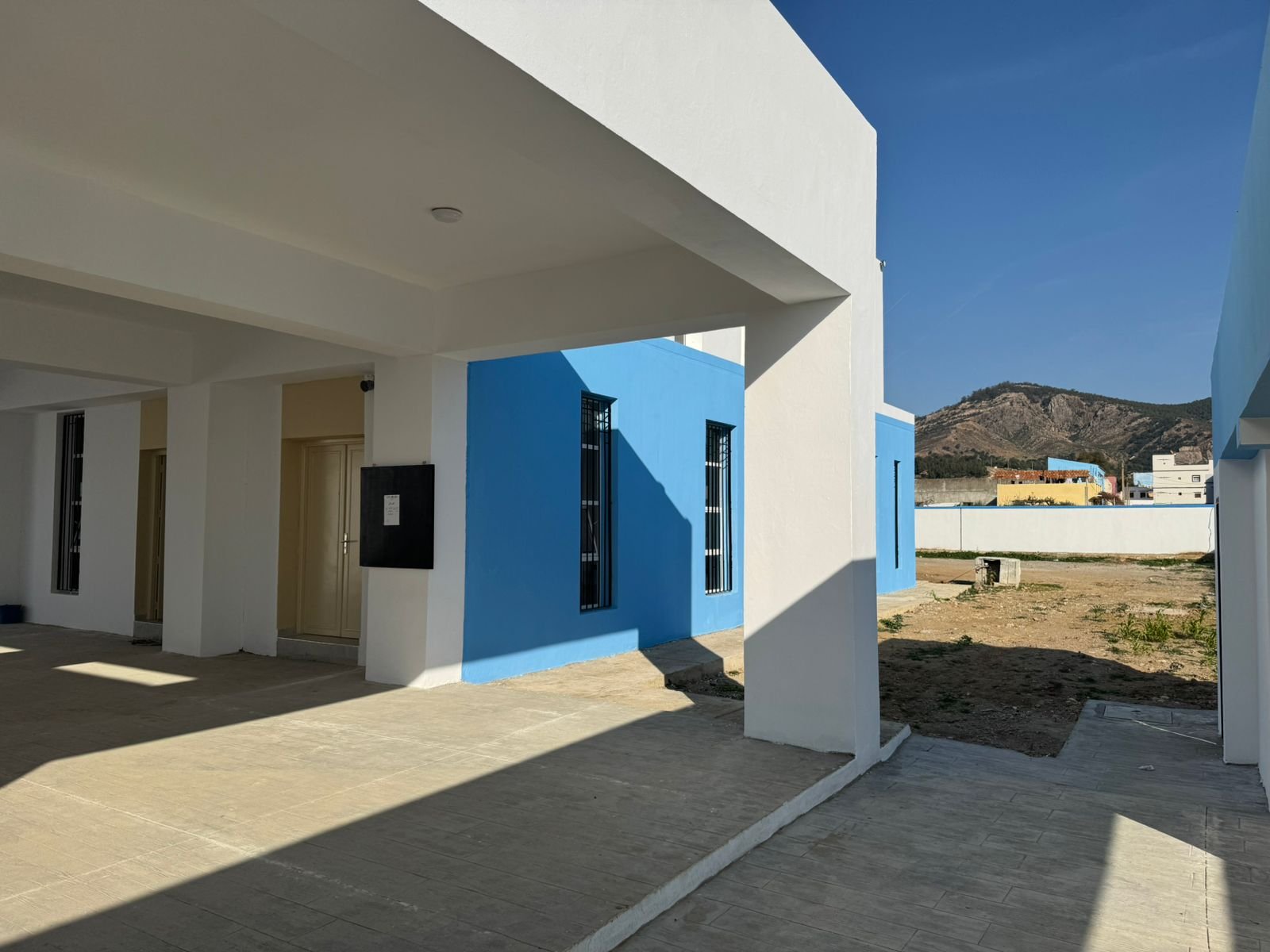 Lycée Belfkih — façade bleue et blanche